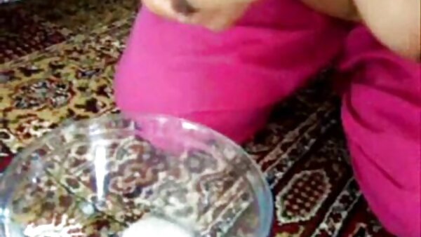 جوردی پیکس بانوی سینه‌دار با موهای بلوند با وسایل تور ماهیگیری با سگ‌های فیلم با بازی الکسیس بزرگش بازی می‌کند